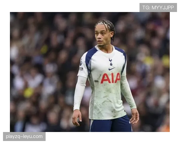 哈维·西蒙斯闪耀赛场，创造力助球队斩获新赛季首胜