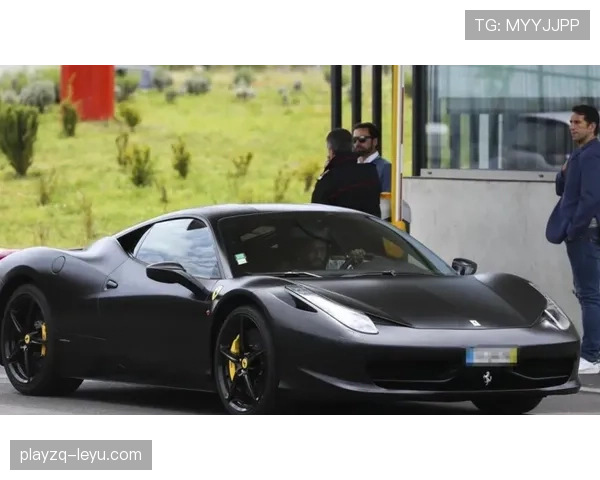 苏亚雷斯又换豪车了，这架势比明星出街还夸张！